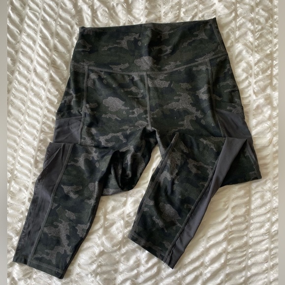 Fabletics PowerHold 3/4 Camo legging - Picture 1 of 6